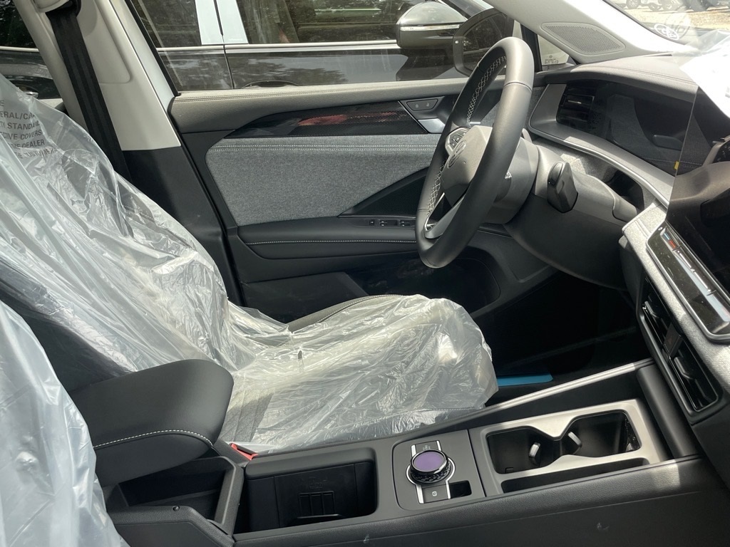 2025 Volkswagen Tiguan S photo 2