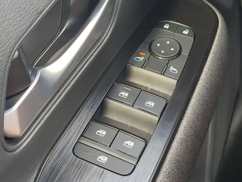2025 Nissan Kicks SV photo 20