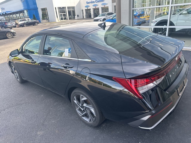2024 Hyundai Elantra Hybrid Limited photo 4