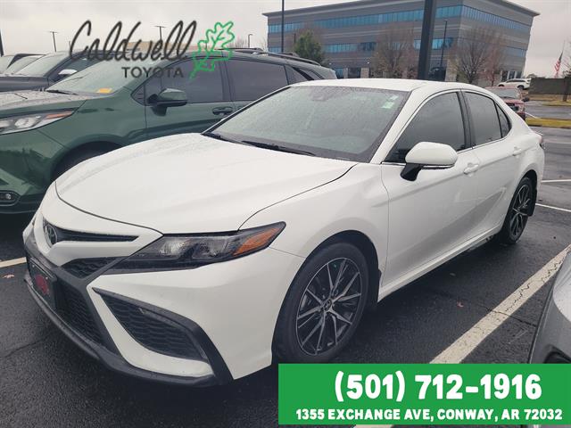 2024 Toyota Camry SE's photo