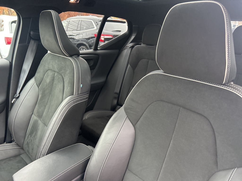 2022 Volvo XC40 R-Design photo 3