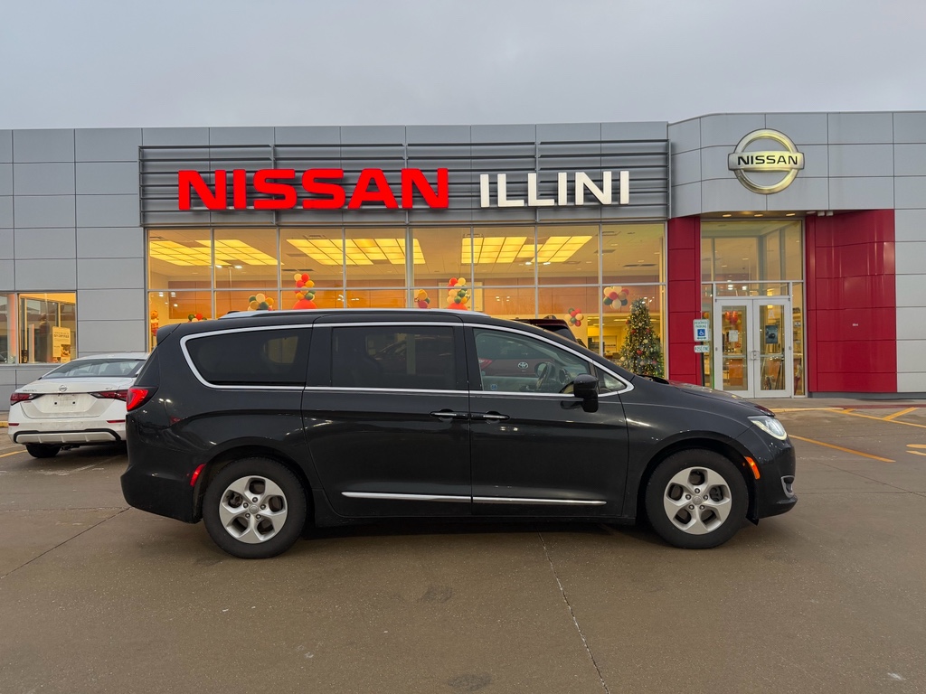 2017 Chrysler Pacifica Touring-L Plus's photo