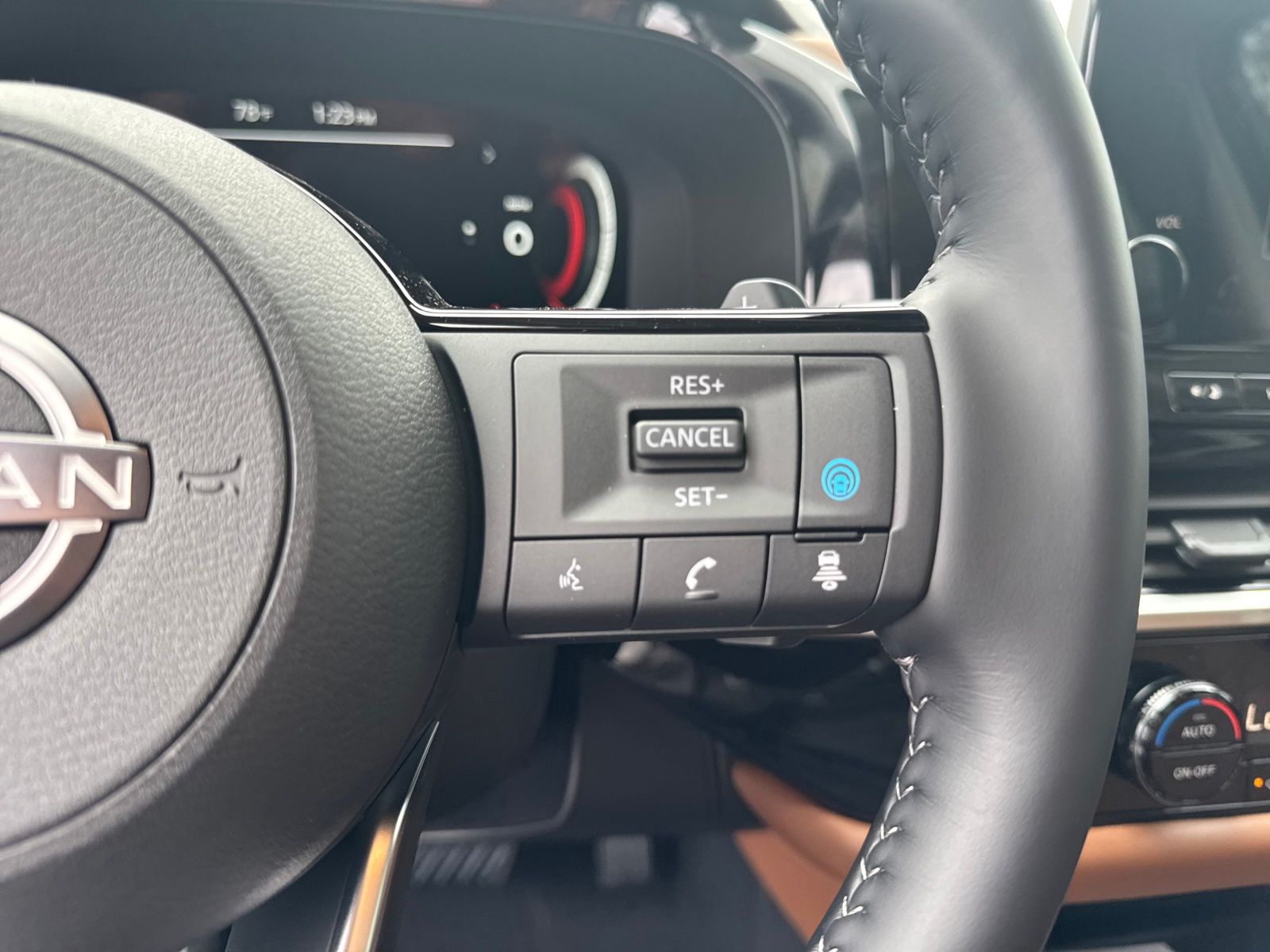 2025 Nissan Pathfinder Platinum photo 17