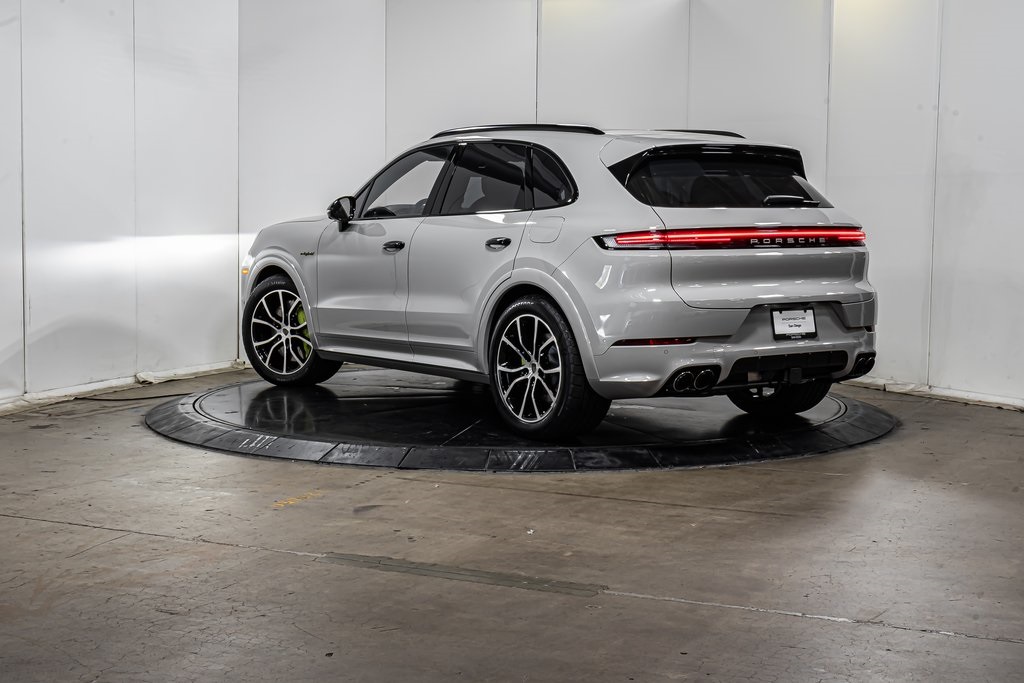 2025 Porsche Cayenne Turbo E-Hybrid photo 2