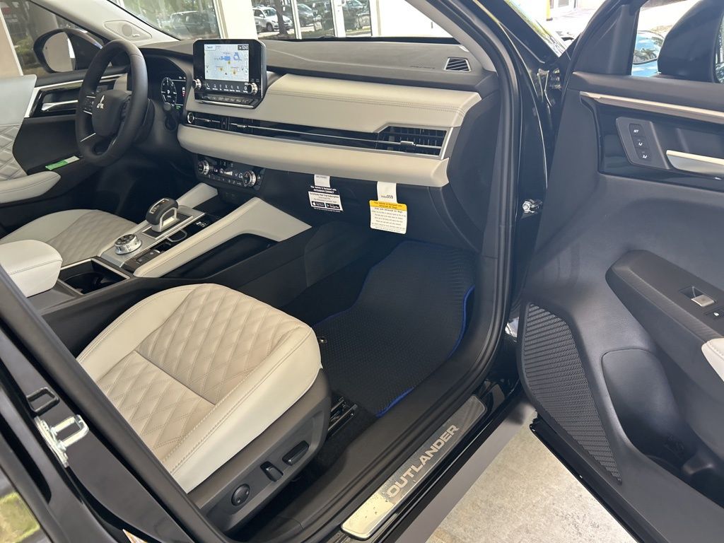 2025 Mitsubishi Outlander PHEV SEL Platinum photo 28