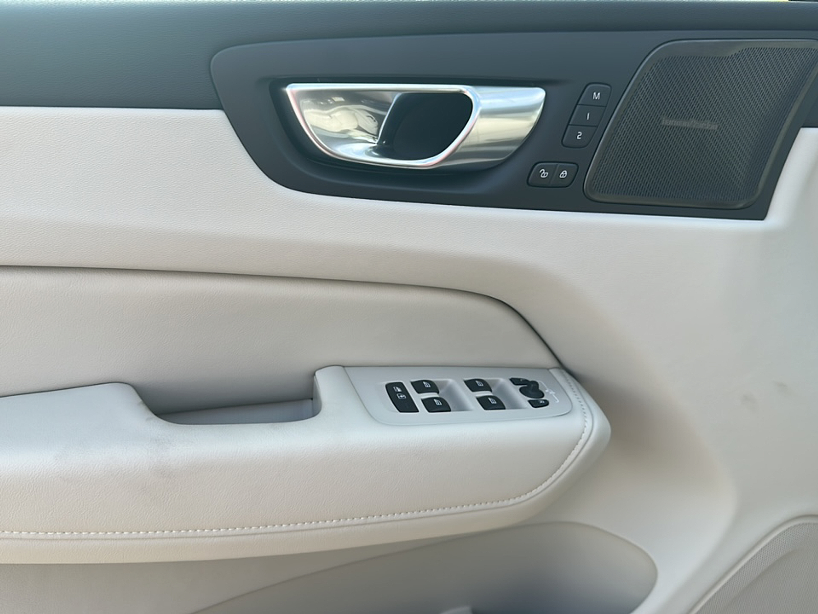 2026 Volvo XC60 T8 photo 4