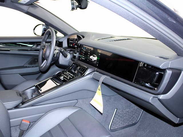 2025 Porsche Panamera 4 photo 26