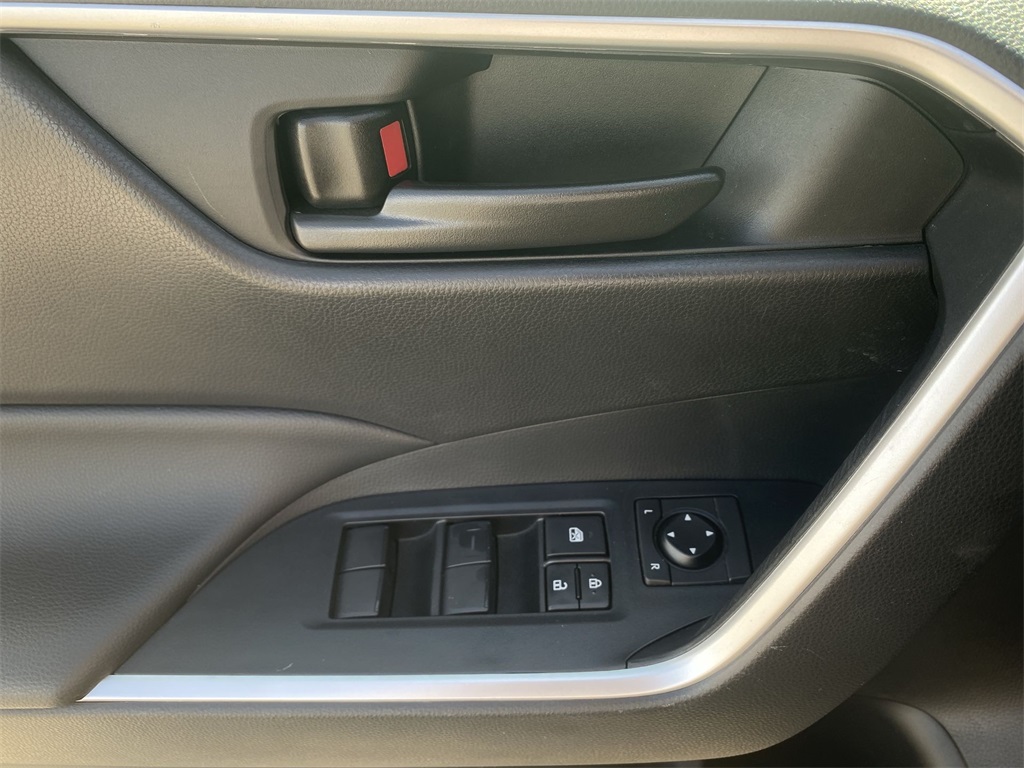 2022 Toyota RAV4 LE photo 14