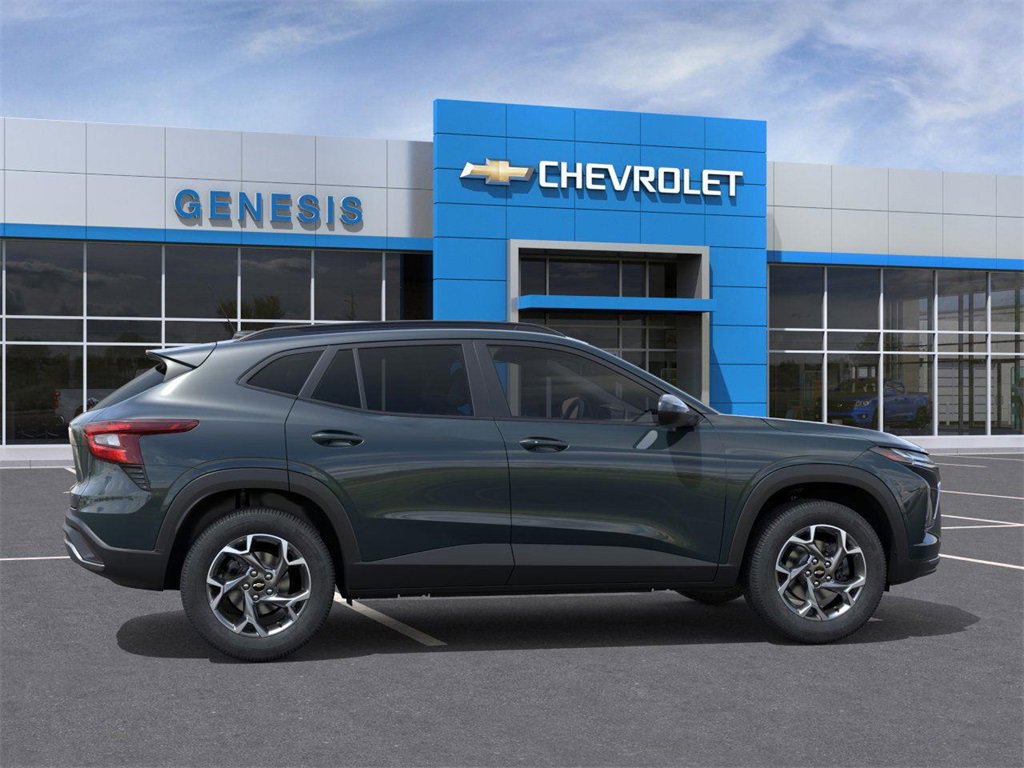 2025 Chevrolet Trax LT photo 2