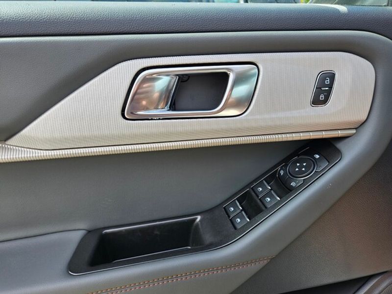 2025 Ford Explorer photo 21