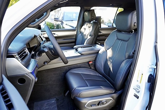 New 2025 Bright White Clear-Coat Exterior Paint Jeep Series II image 19