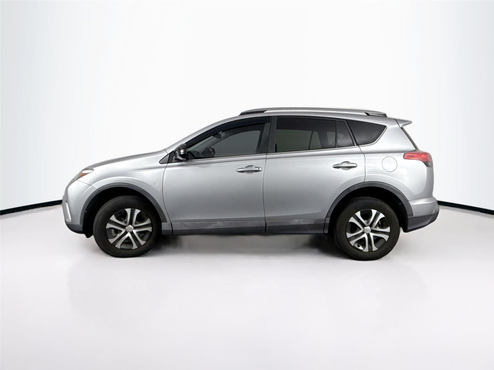 2017 Toyota RAV4 LE photo 8