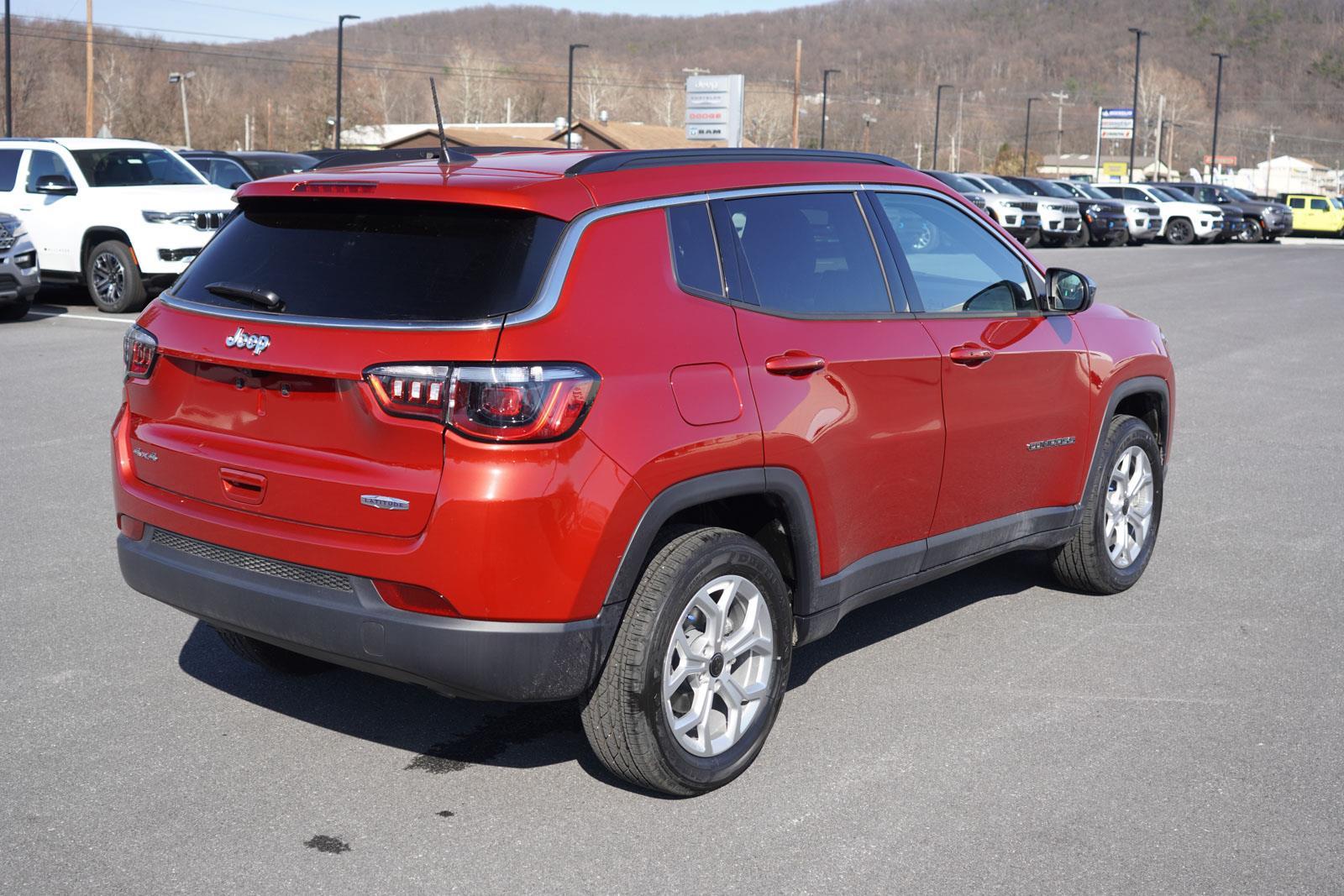 2025 Jeep Compass Latitude photo 3