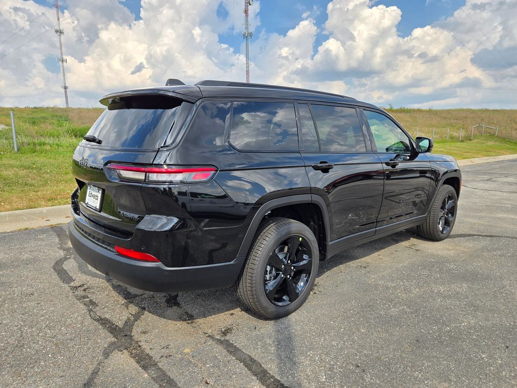 2025 Jeep Grand Cherokee Limited photo 2