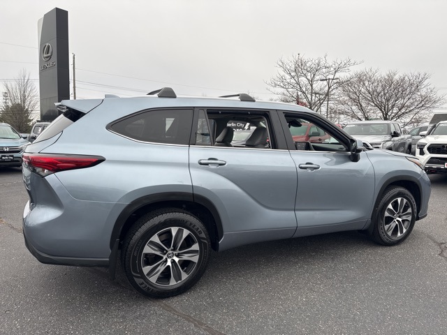 2022 Toyota Highlander XLE photo 2