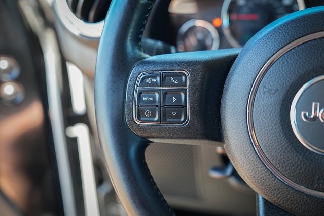 2015 Jeep Wrangler Unlimited Sahara photo 13