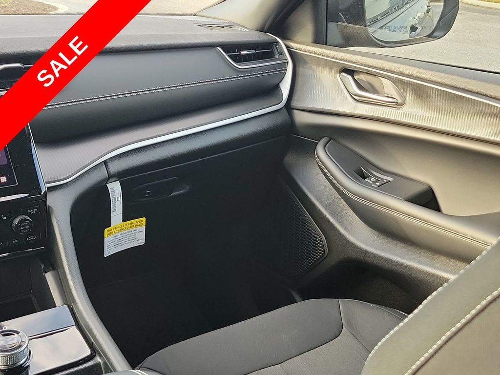 2025 Jeep Grand Cherokee Laredo Altitude photo 26