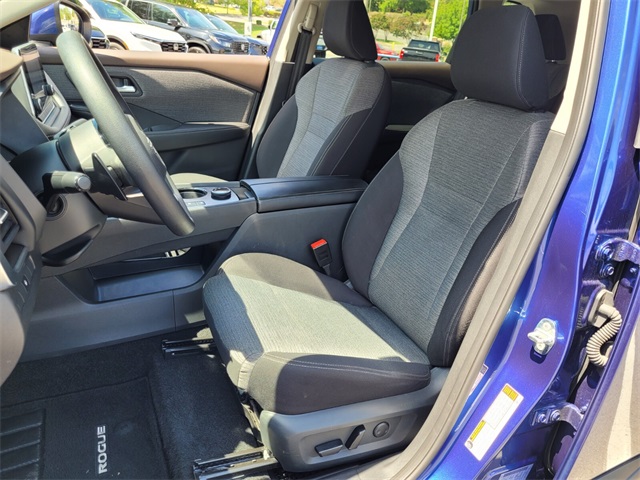 2023 Nissan Rogue SV photo 4