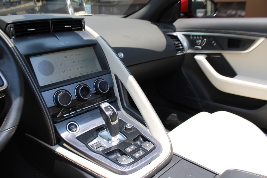2022 Jaguar F-TYPE P450 R-Dynamic photo 17