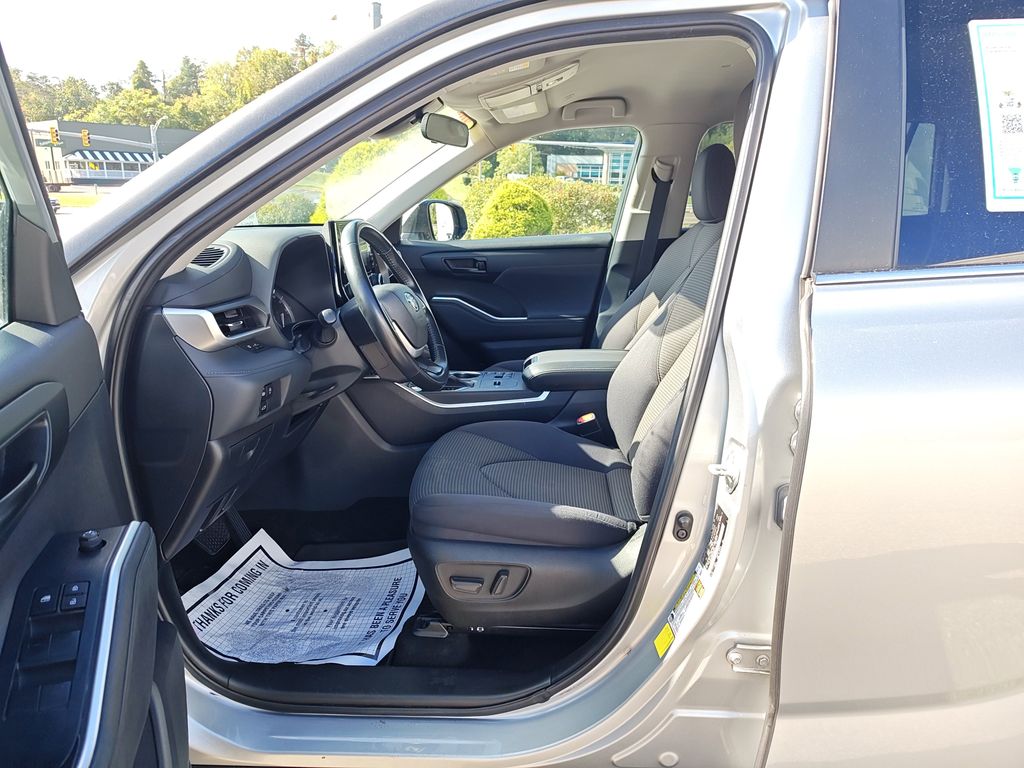2023 Toyota Highlander LE photo 5