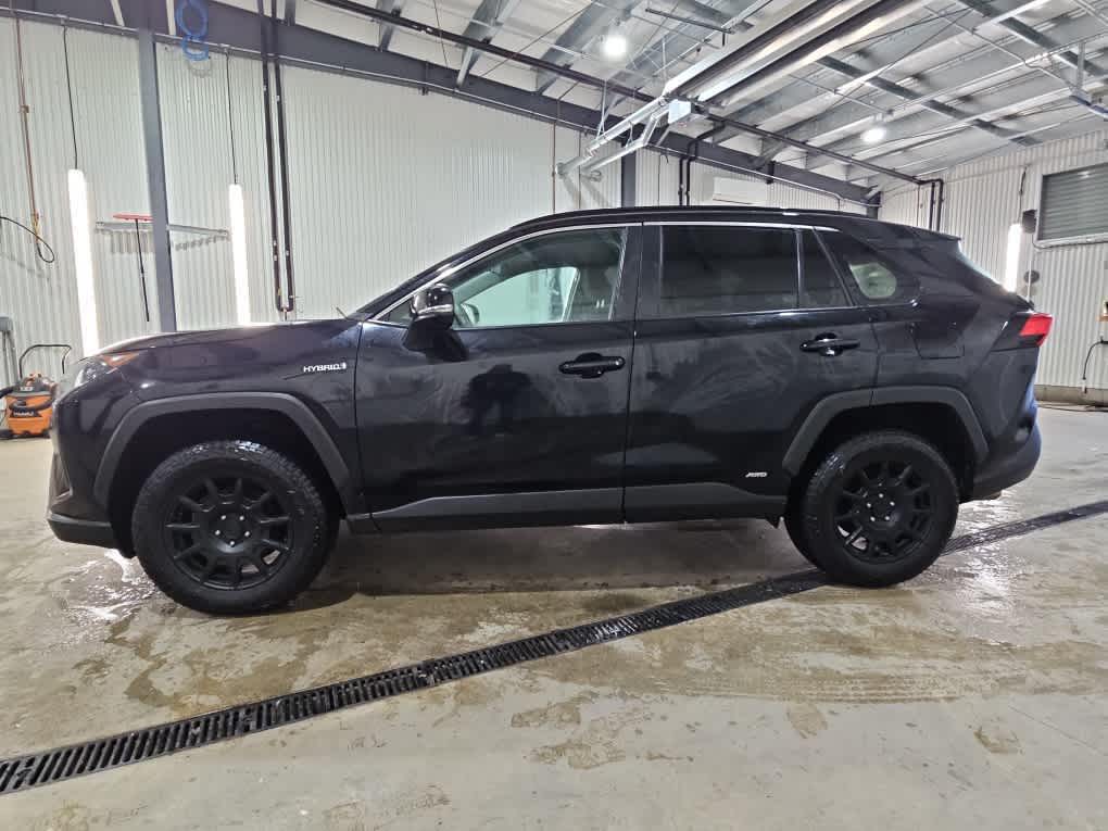 2021 Toyota RAV4 Hybrid LE photo 3