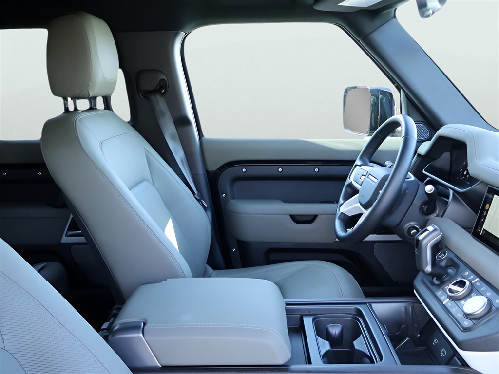 2024 Land Rover Defender 110 S photo 6