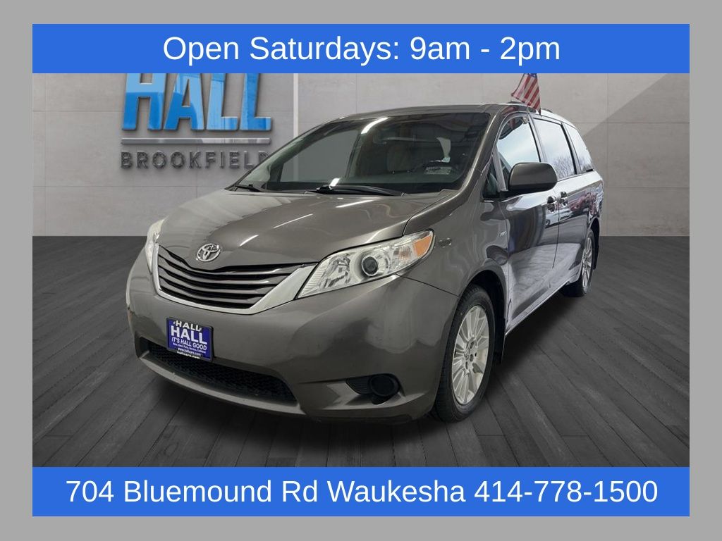 2016 Toyota Sienna LE's photo