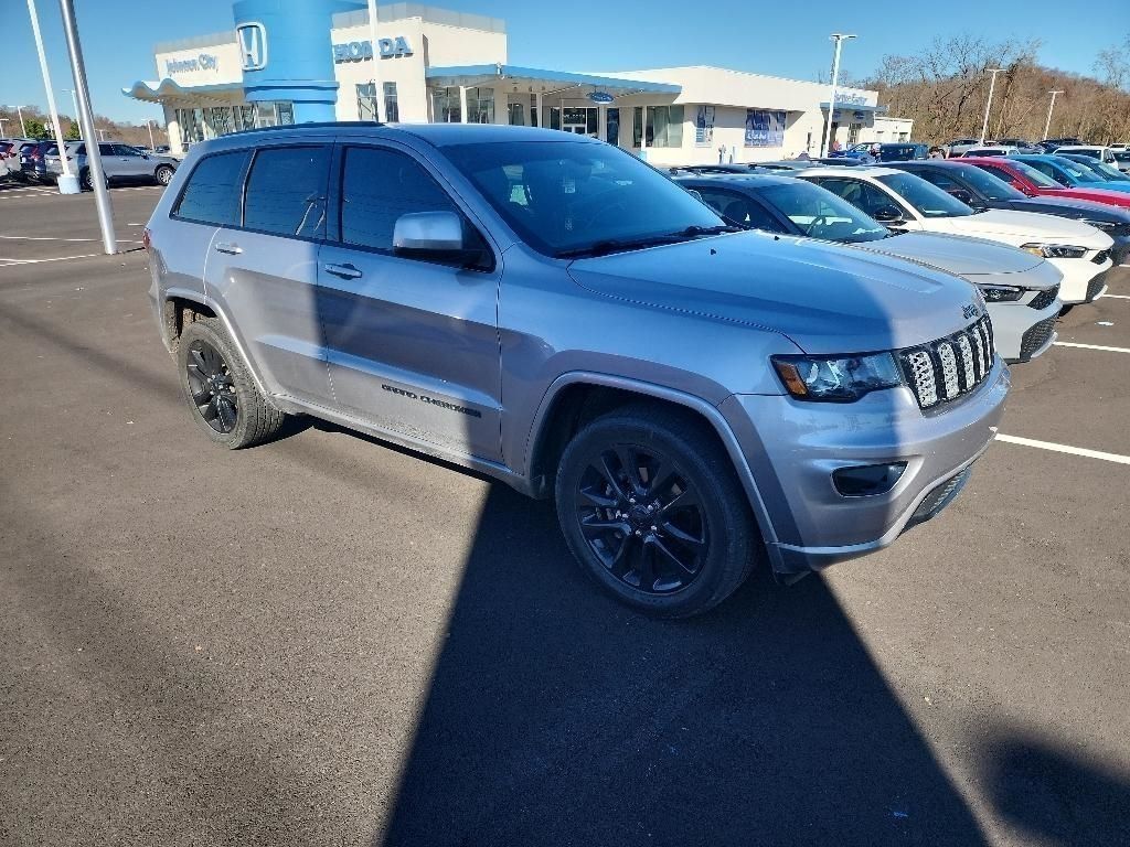 2018 Jeep Grand Cherokee Altitude photo 2