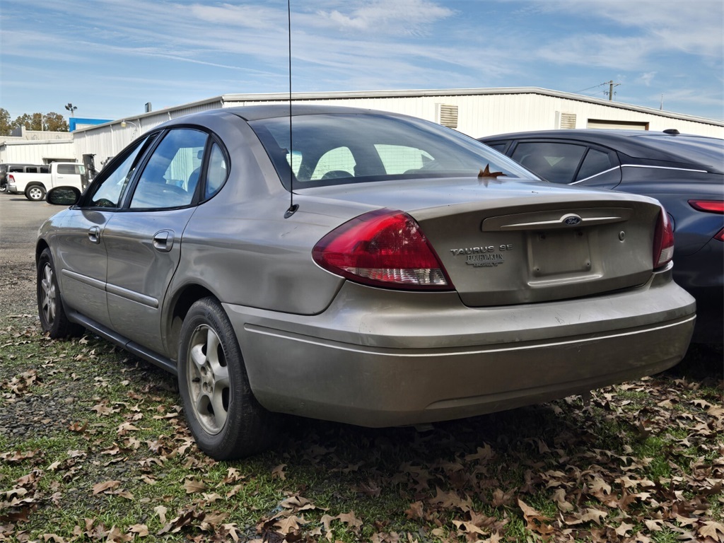 2007 Ford Taurus SE photo 4