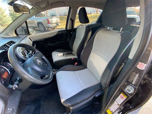 2013 Toyota Yaris L photo 3