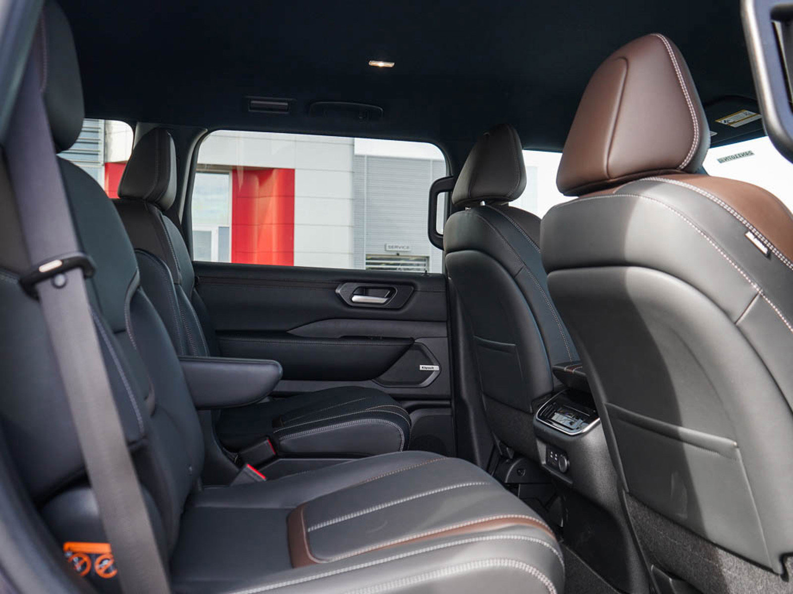 2025 Nissan Armada SL photo 8