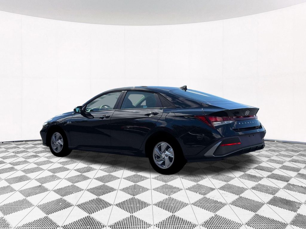 2026 Hyundai Elantra SE photo 4