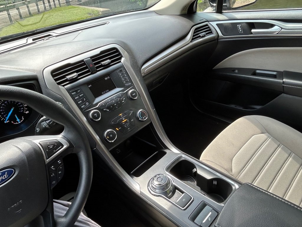 2019 Ford Fusion S photo 16