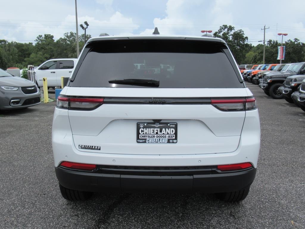 2025 Jeep Grand Cherokee Altitude photo 3