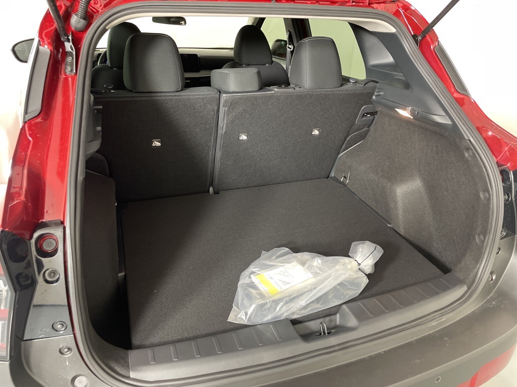 2025 Nissan Kicks SV photo 32