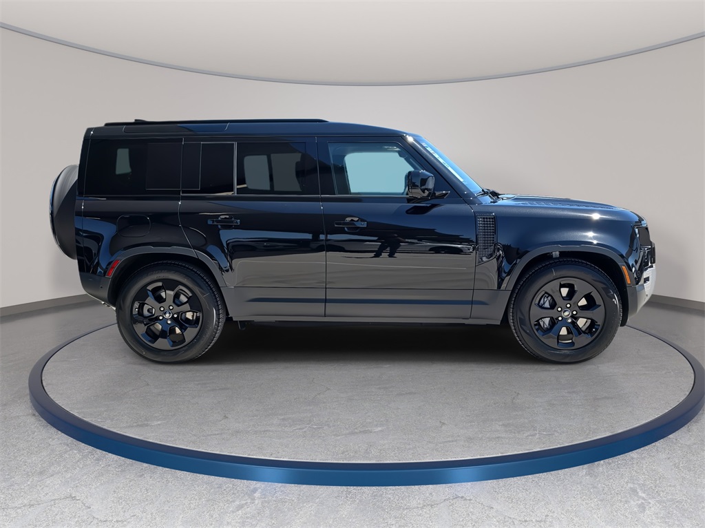 2025 Land Rover Defender 110 S photo 4