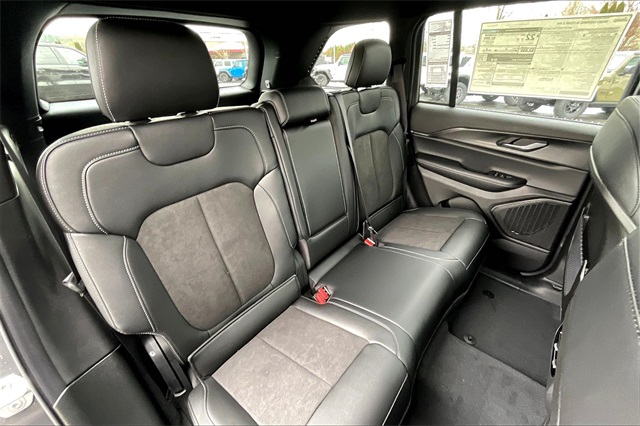 2025 Jeep Grand Cherokee Altitude photo 23