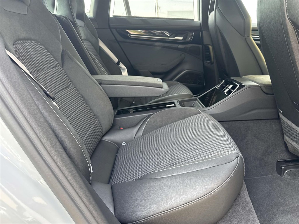 2025 Porsche Panamera 4 photo 13