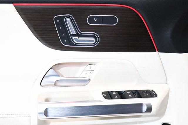 2025 Mercedes Benz GLB 250 4MATIC photo 4