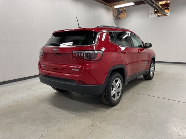 2024 Jeep Compass Latitude photo 2