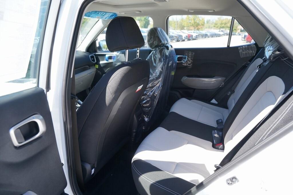 2025 Hyundai Venue SEL photo 12