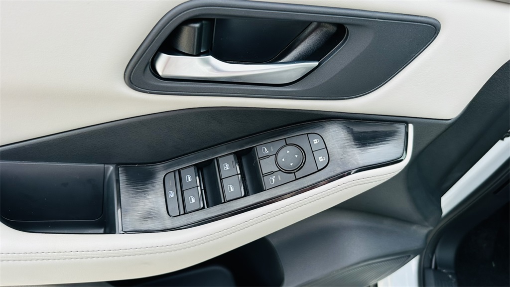 2025 Nissan Rogue SV photo 13