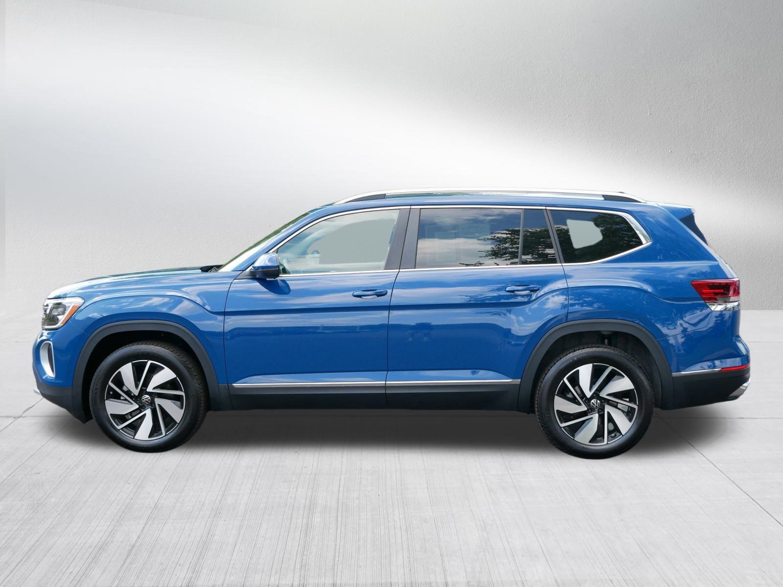 2025 Volkswagen Atlas SEL photo 4