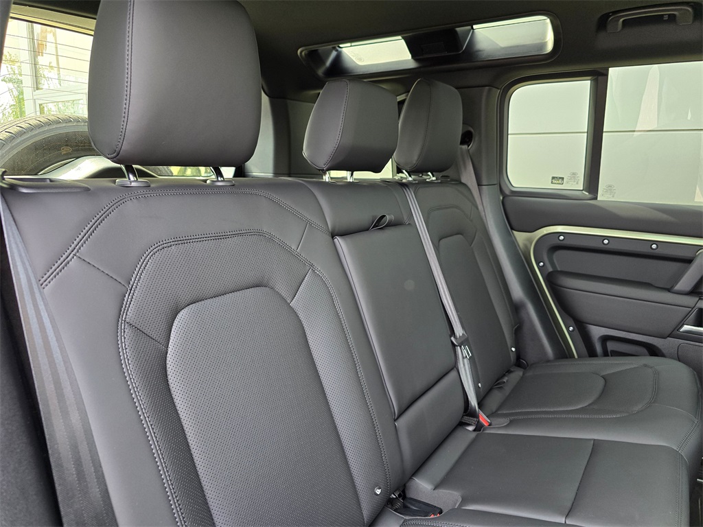 2025 Land Rover Defender 110 S photo 25