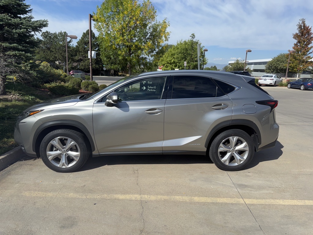 2017 Lexus NX 300h Luxury photo 2