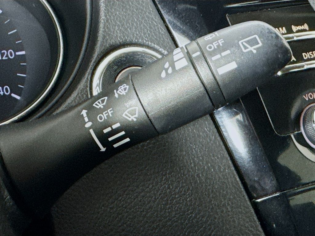 2015 Nissan Rogue SV photo 13