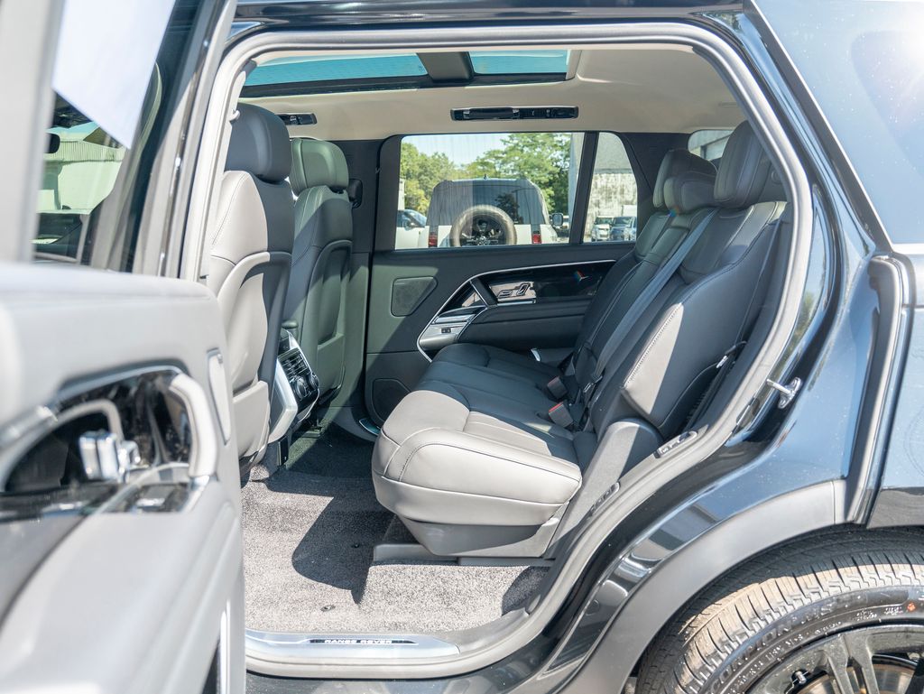 2025 Land Rover Range Rover SE photo 19