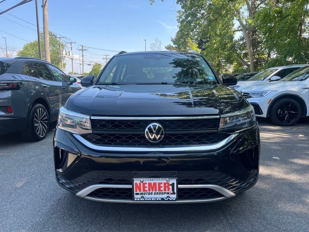 2022 Volkswagen Taos SE photo 3
