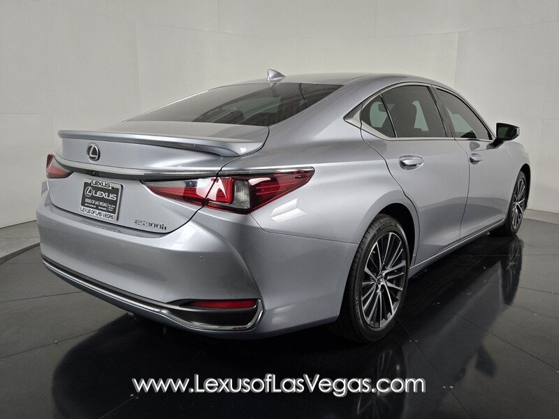 2025 Lexus ES 300h photo 3
