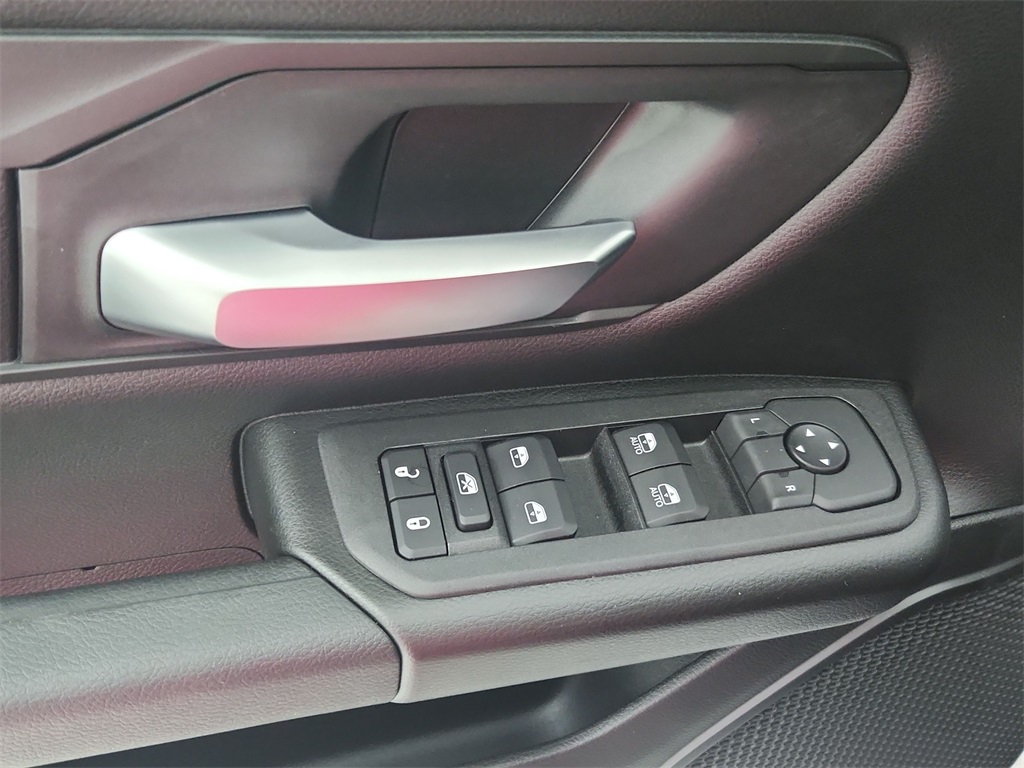 2025 Ram 1500 Tradesman photo 3